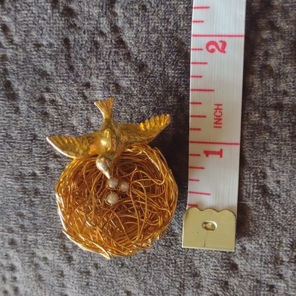 Jeanne Vintage Gold Tone Bird Woven Wire Nest Faux Pearl Egg Pin Brooch Signed - Picture 4 of 4